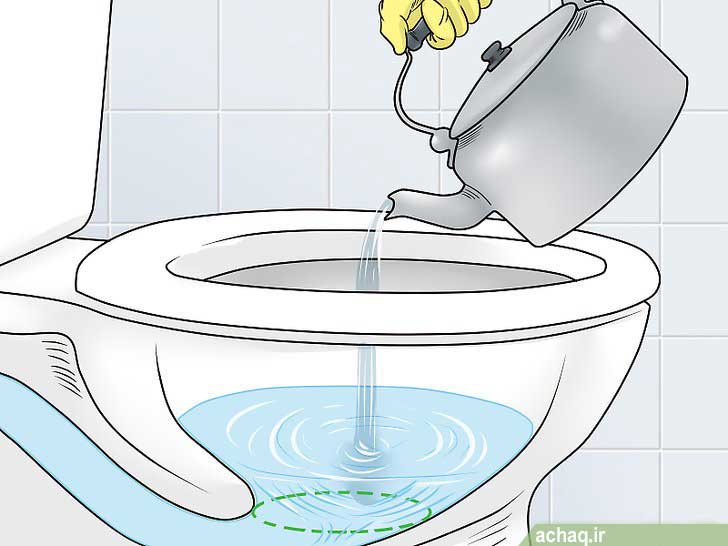 ریختن آب جوش در توالت فرنگی برای لوله بازکنی باغ فردوس
