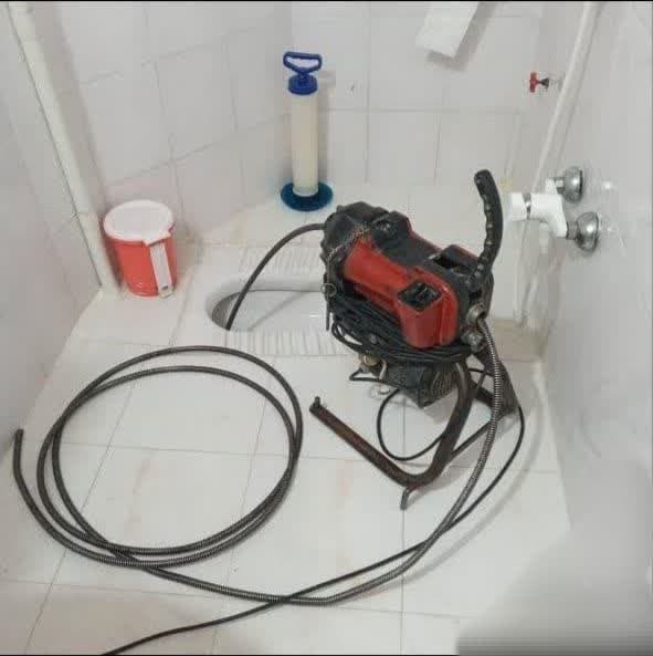 رفع گرفتگی لوله توالت ایرانی با دستگاه فنر برقی