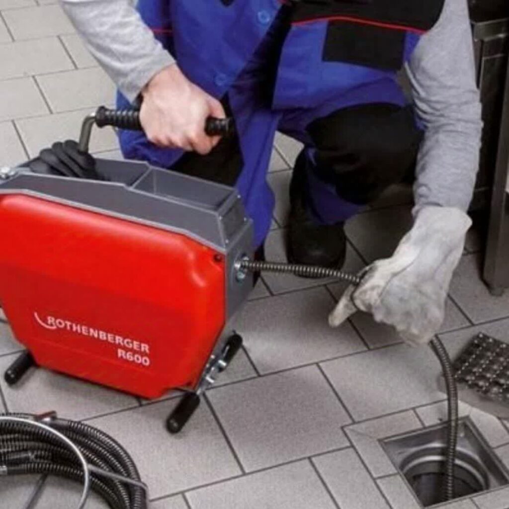 پاکسازی کف شور سرویس بهداشتی با فنر برقی