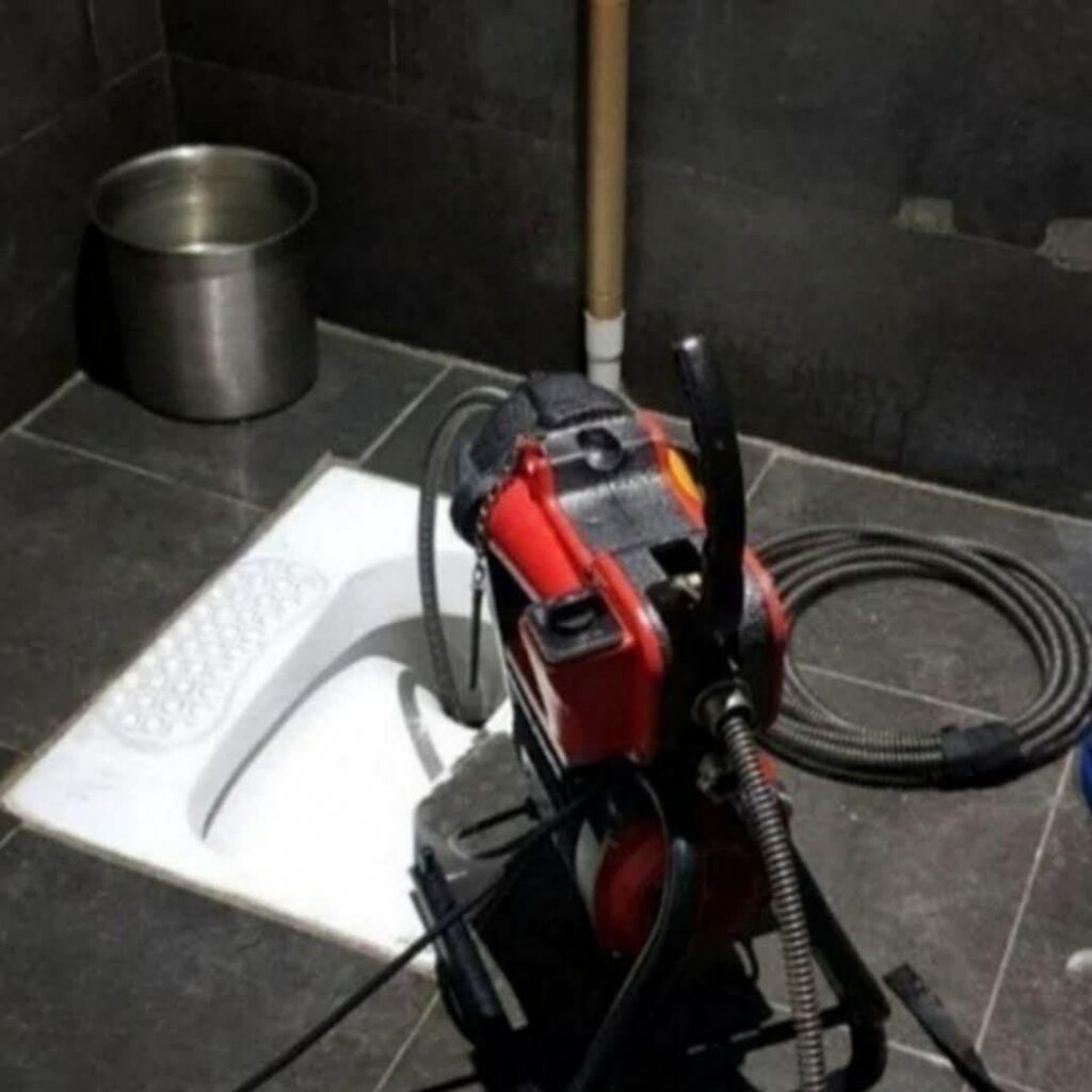 بازکردن لوله توالت ایرانی با قنر برقی