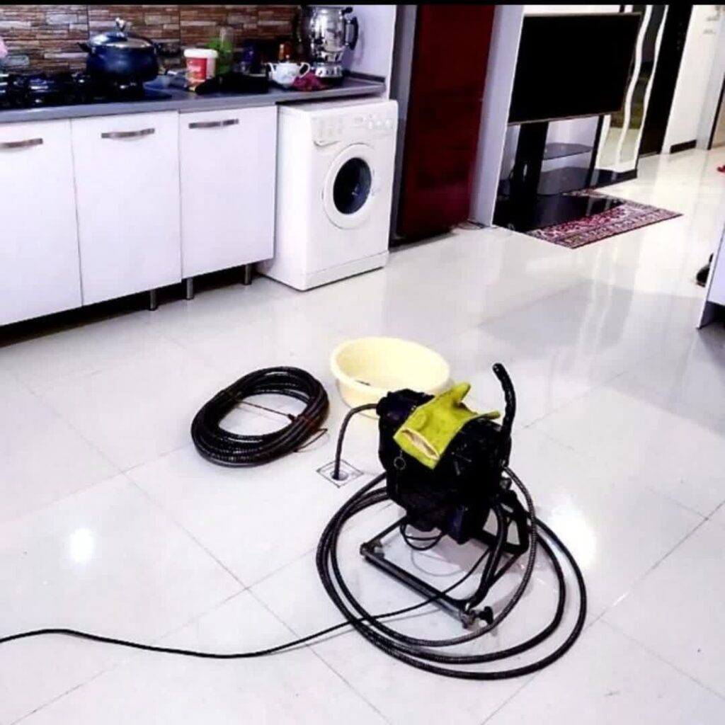 رفع گرفتگی لوله آشپزخانه با فنر مکانیزه