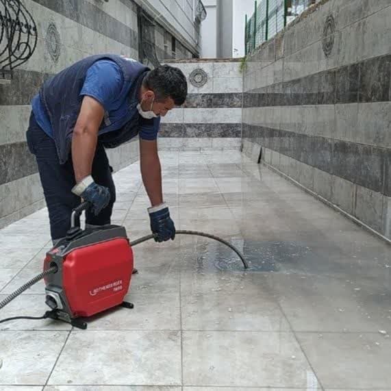 باز کردن مسیر آب تراس و حیاط برای جلوگیری از آب‌گرفتگی